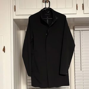 MEN’S BLACK LULULEMON DRIVERS COAT SIZE MEDIUM. PERFECT CONDITION. RARE FIND.